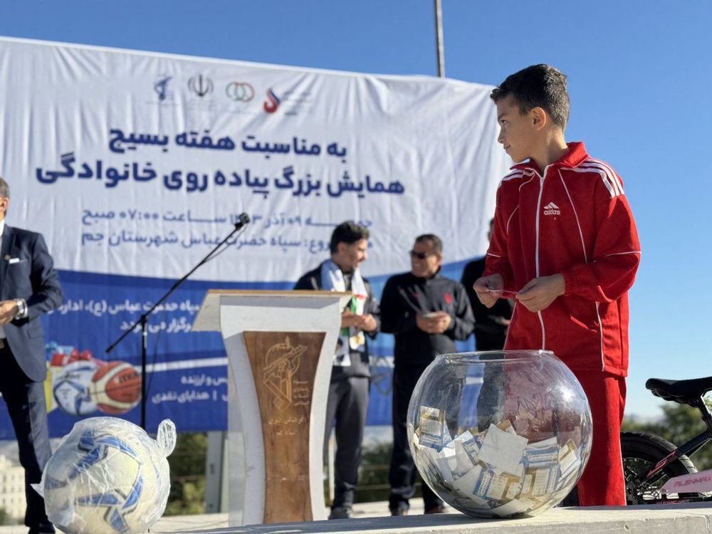 همزمان با گرامیداشت هفته بسیج؛ پیادهروی خانوادگی شهرستان جم با حمایت آریاساسول برگزار شد